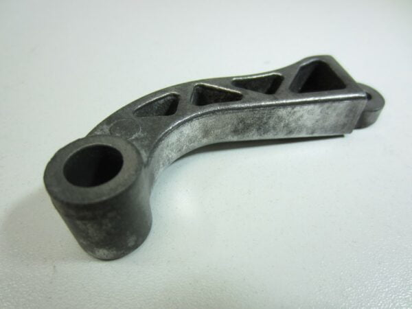 Staffa di montaggio tubo acqua di raffreddamento su blocco motore Alfa Romeo 1.8 Twin Spark - immagine 2