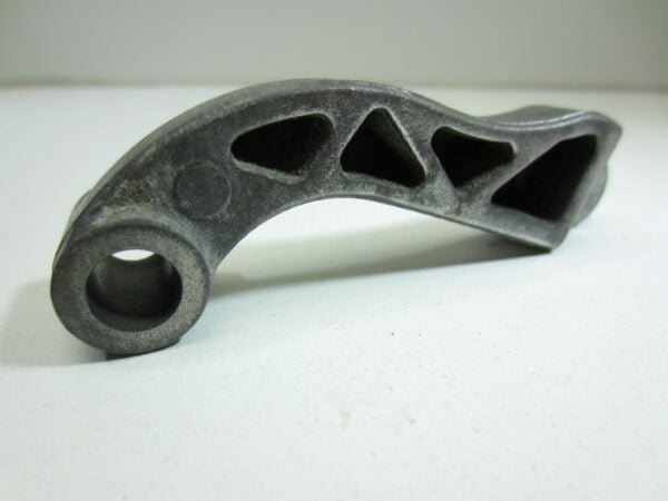 Staffa di montaggio tubo acqua di raffreddamento su blocco motore Alfa Romeo 1.8 Twin Spark - immagine 3