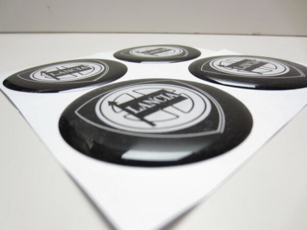 Set di decalcomanie per mozzi nere con logo Lancia Delta Integrale (set 4 pezzi) -REPRODUZIONE- - immagine 4