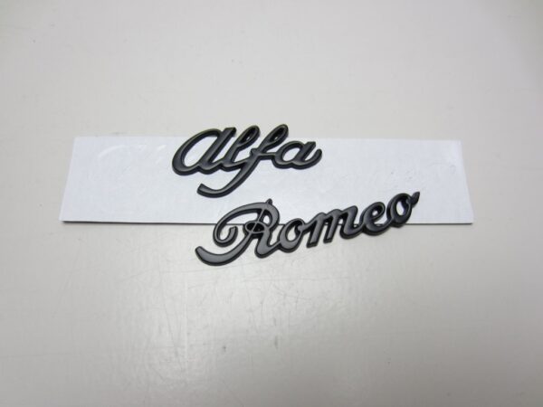 Zwart metalen Alfa Romeo logo geschreven stijl Imitatie